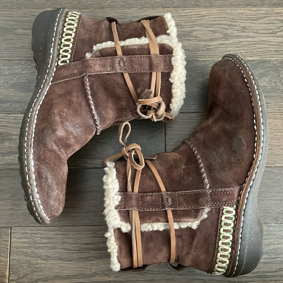 Brown Ankle Height UGG boots with tie - Picture 5 of 11